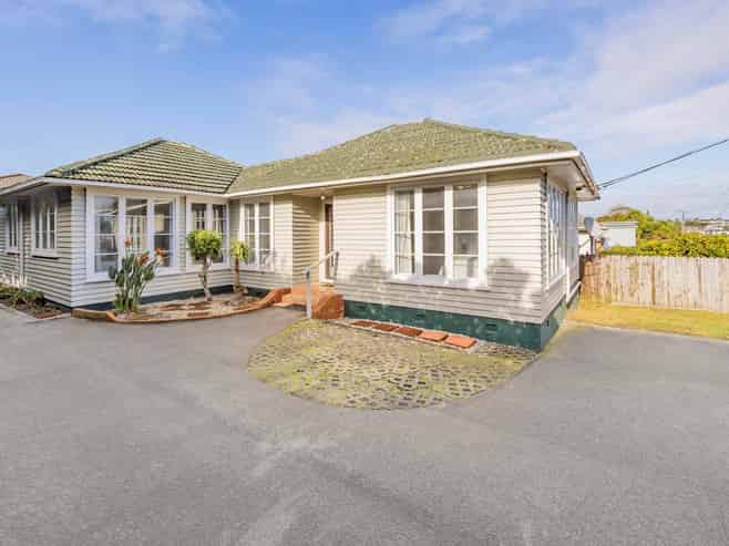 54 Hayr Road, Three Kings