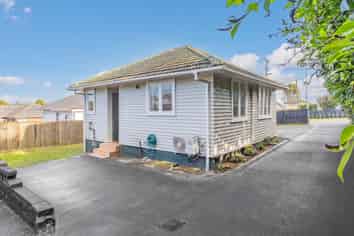 54 Hayr Road, Three Kings