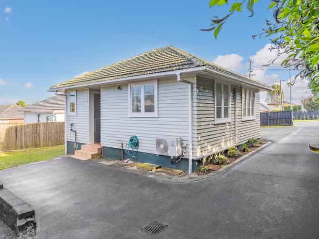 54 Hayr Road, Three Kings