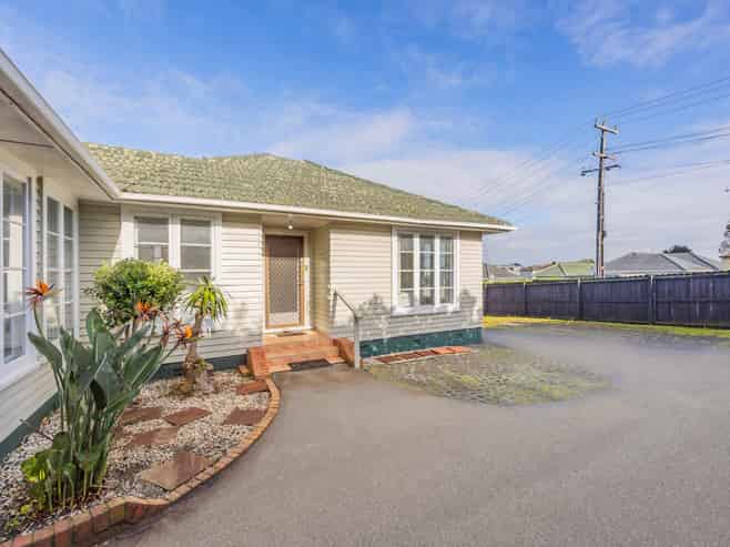 54 Hayr Road, Three Kings