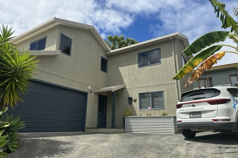Modern & Funky Split-Level Home - Vista 2