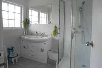 24 Whiteacres Drive, Sunnyhills