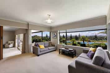 61 Rosario Crescent, Red Beach
