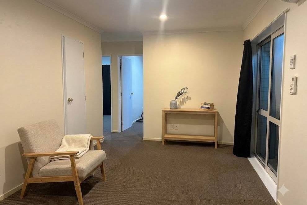 Fully Fenced Two-Bedroom Home with Ample Parking - Widok 3