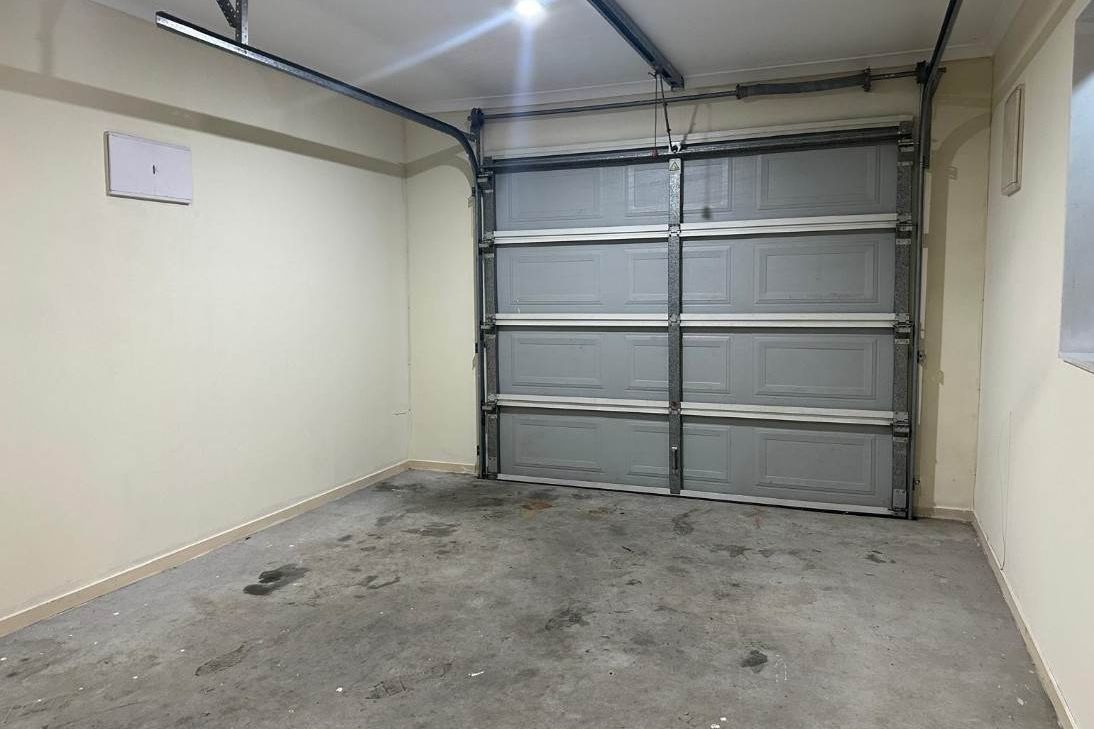 Fully Fenced Two-Bedroom Home with Ample Parking - Więcej