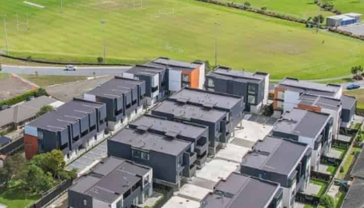 2/8 Treasure Lane, Te Atatu South