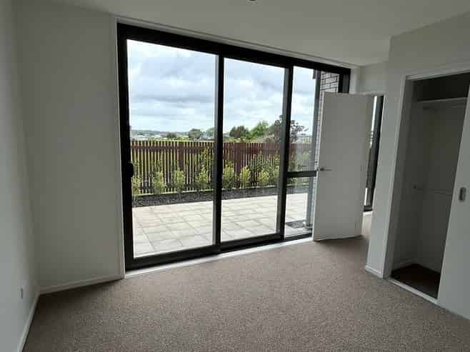 2/8 Treasure Lane, Te Atatu South
