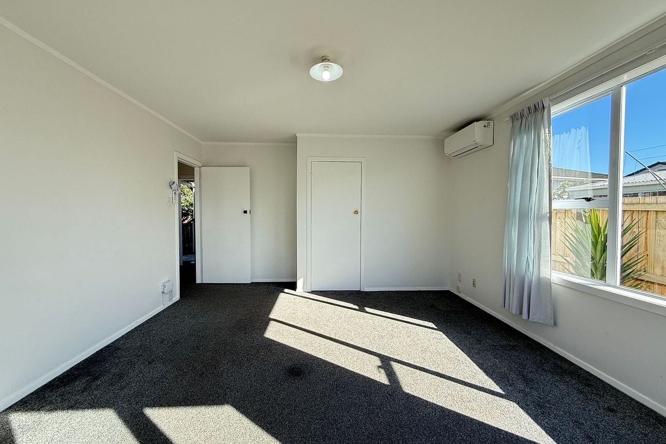 Single Level Stand Alone 3-bedrooms. - Mehr