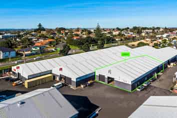 Road Front Warehouse and Yard | 1,111 m2