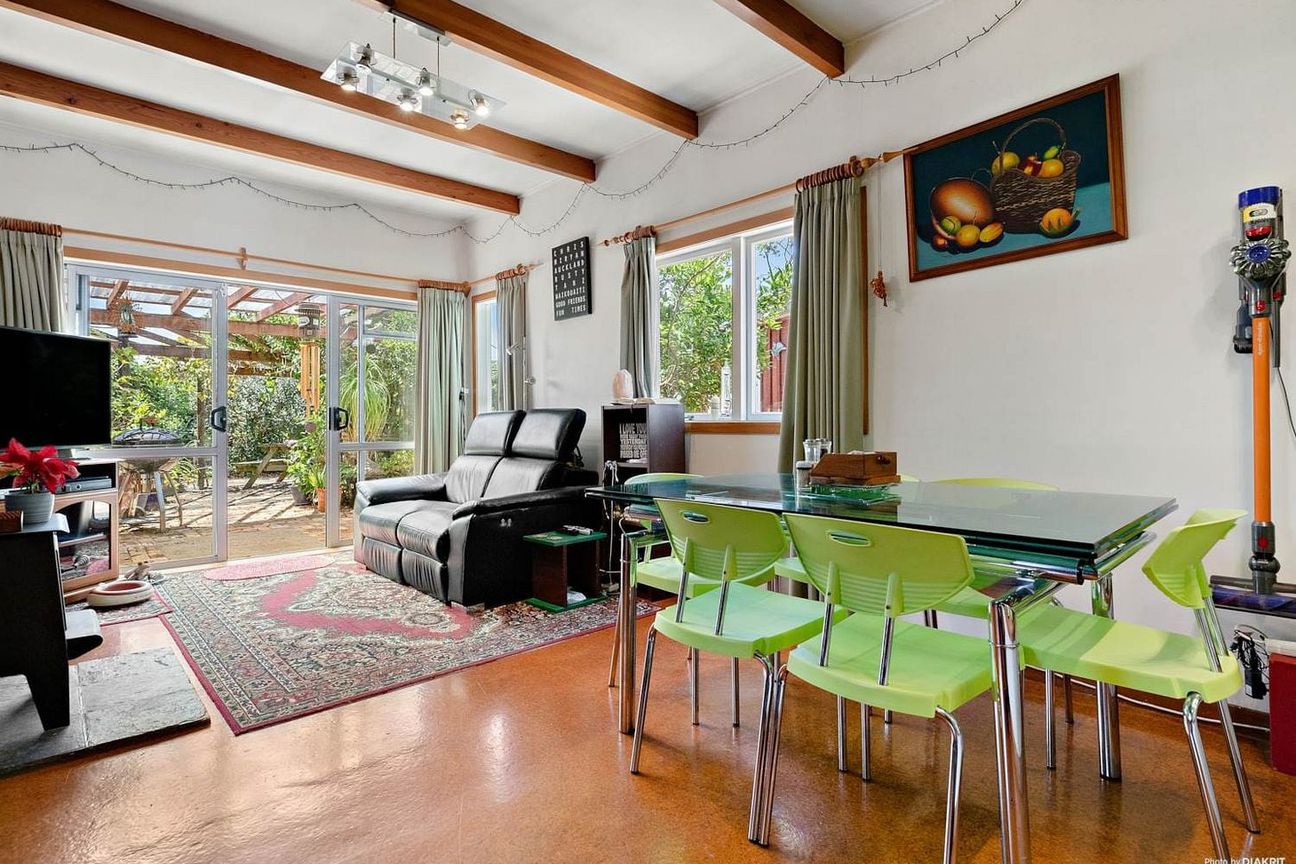Family Home in Lynfield - Widok 6