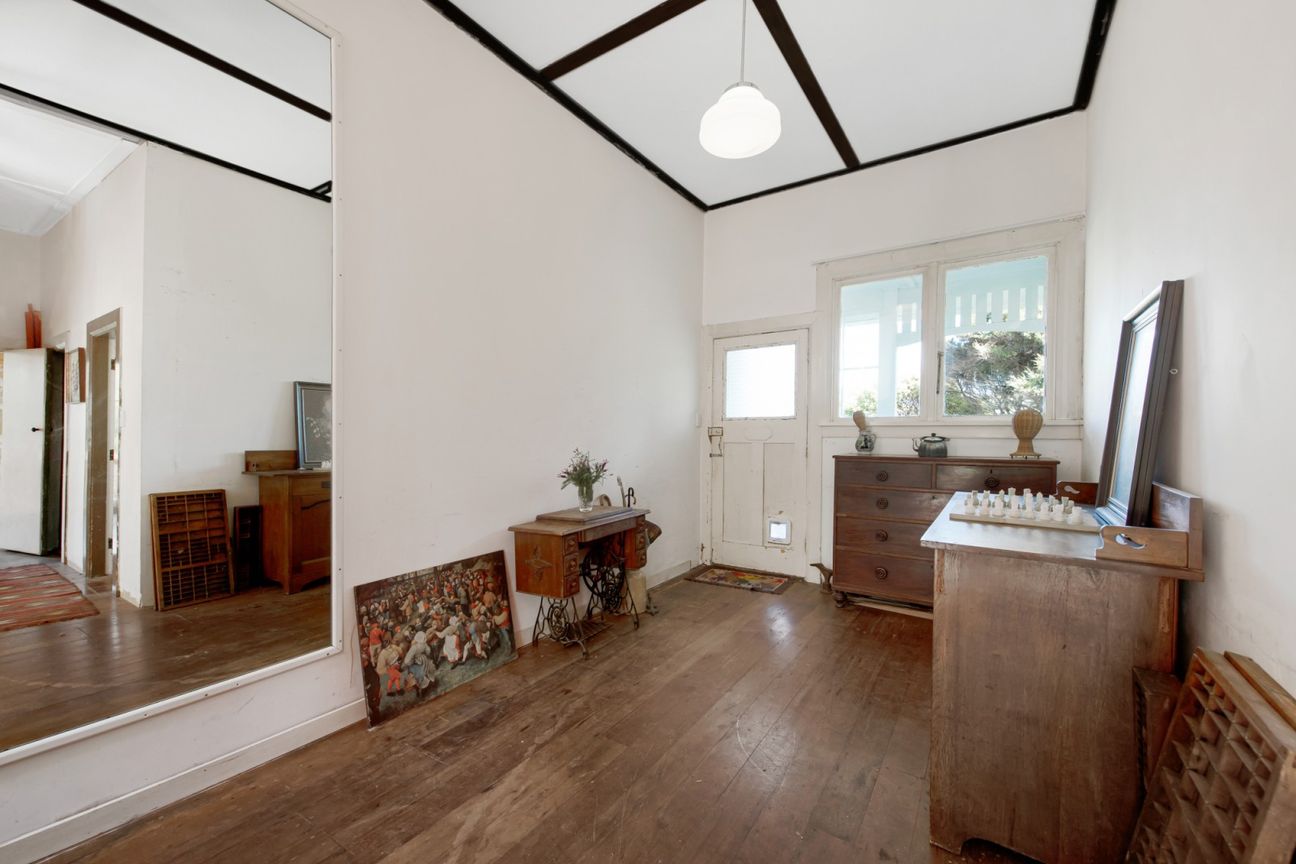 Character villa with endless potential - Mehr