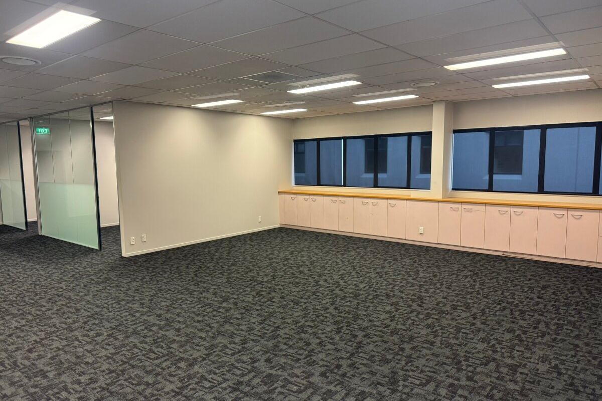 Large City Fringe Office & Warehouse - Ansicht 6