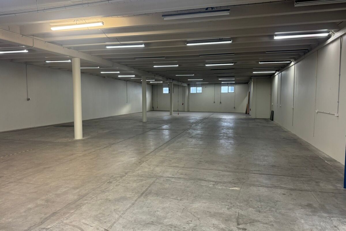 Large City Fringe Office & Warehouse - Ansicht 3