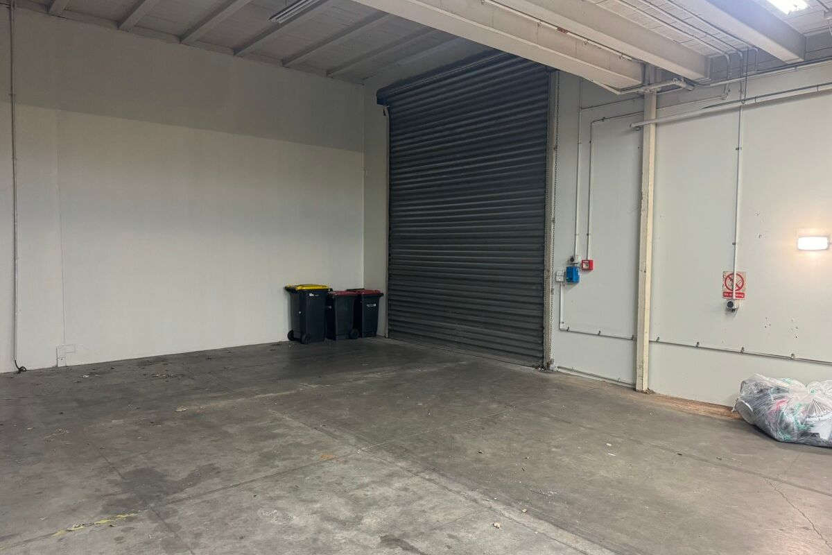 Large City Fringe Office & Warehouse - Ansicht 4