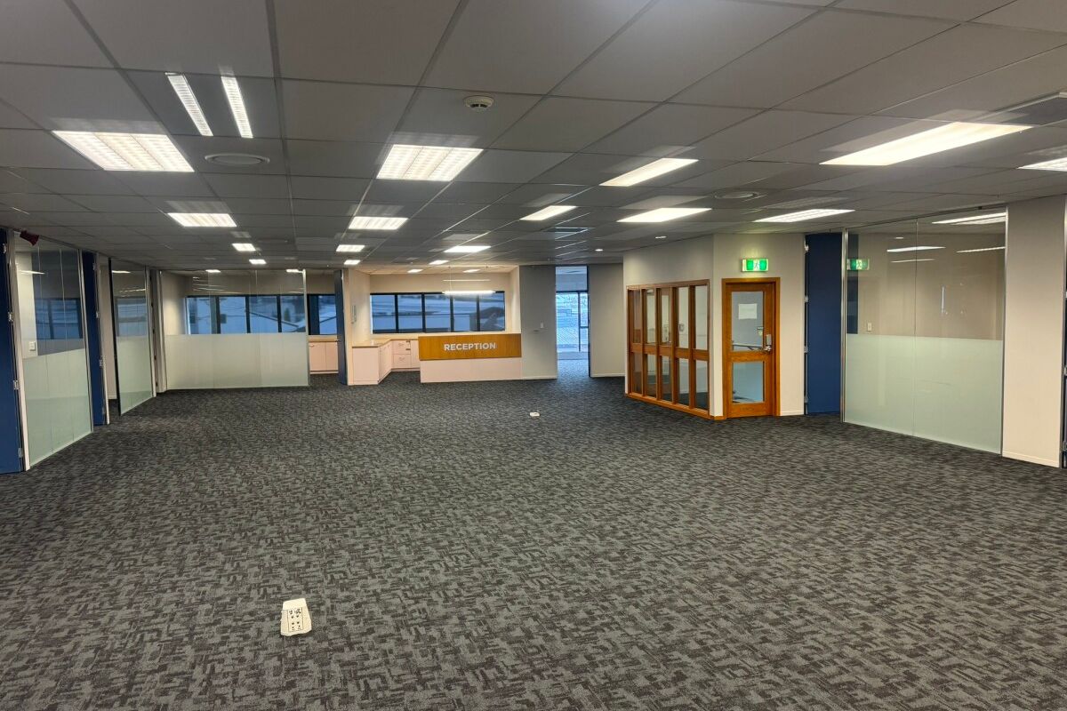 Large City Fringe Office & Warehouse - Ansicht 5
