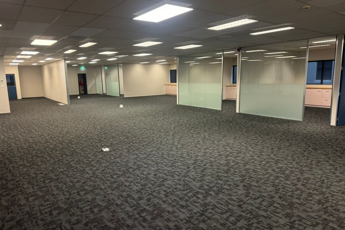 Large City Fringe Office & Warehouse - Mehr