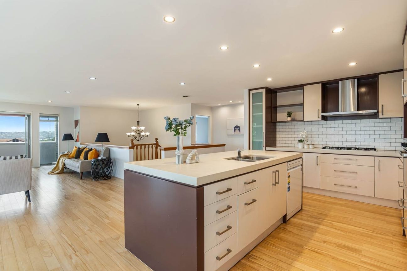 SHE'S BIG, SHE'S BOLD, SHE'S SPACIOUS-5 BEDROOM, 3 LOUNGES, 3 BATHROOMS-OREWA – další