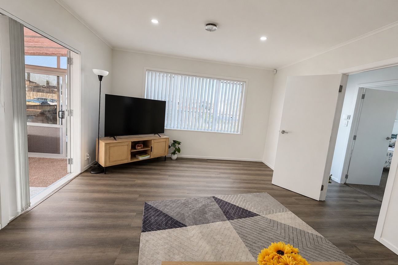 Private Gated 3 Bedroom Family Home with Huge Front Yard  $680 Per Week - Aanzicht 3