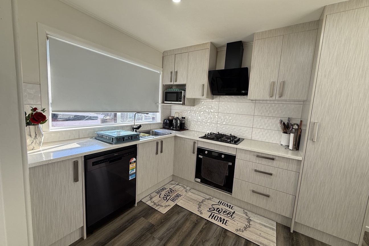 Private Gated 3 Bedroom Family Home with Huge Front Yard  $680 Per Week - Aanzicht 4
