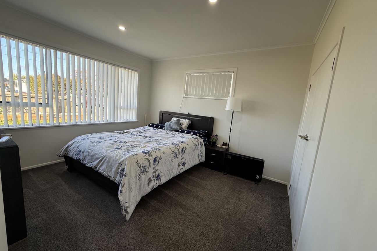 Private Gated 3 Bedroom Family Home with Huge Front Yard  $680 Per Week - Aanzicht 6