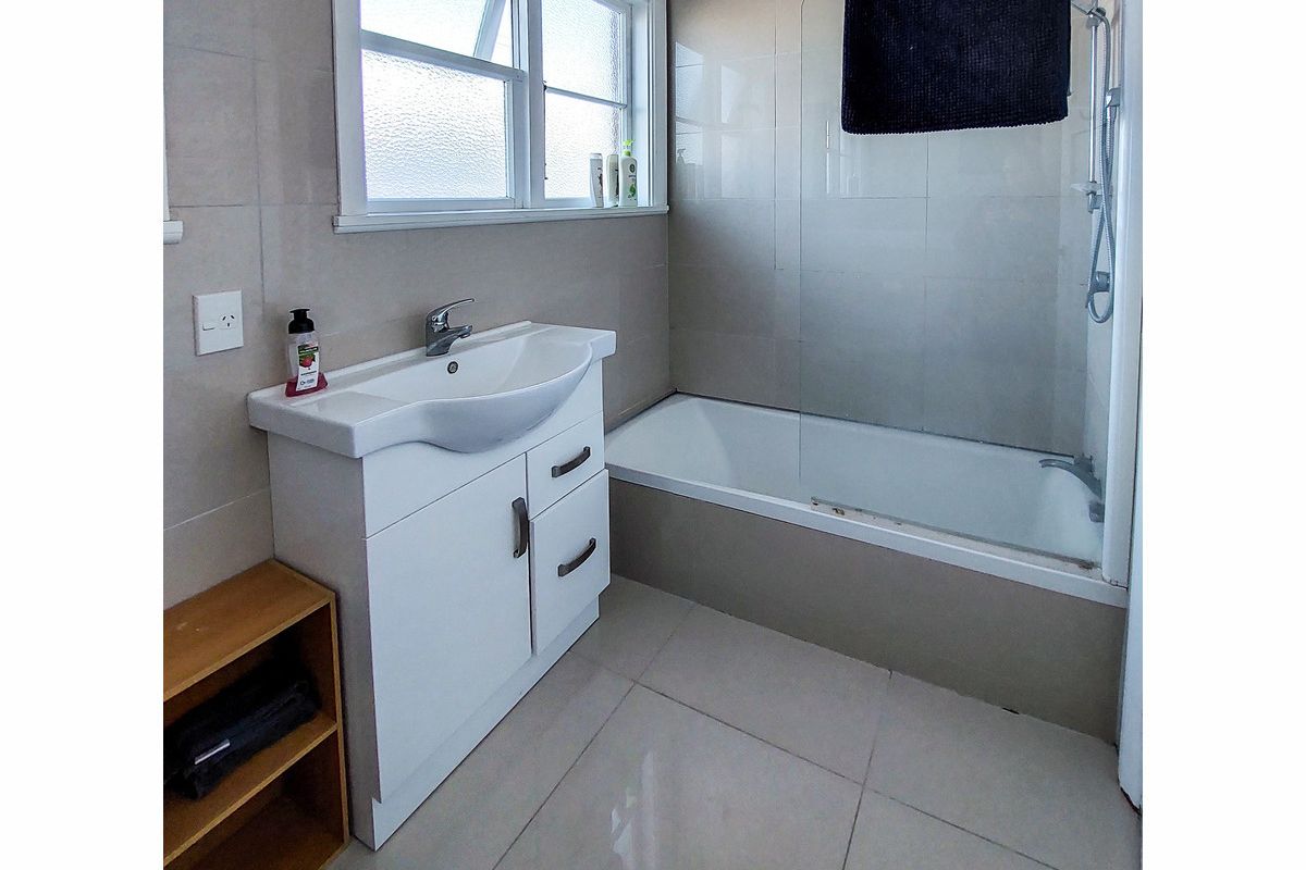 Three Bedrooms in Allenton - Widok 6