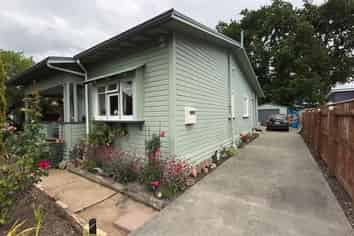 8 Cleland Street, West End