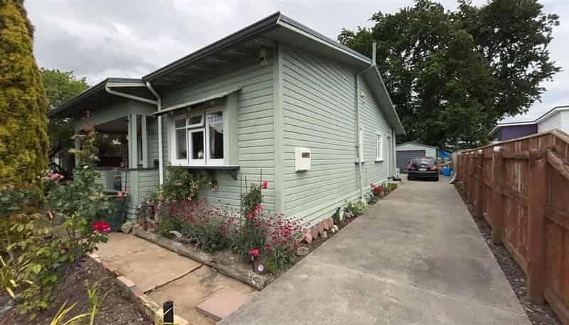 8 Cleland Street, West End