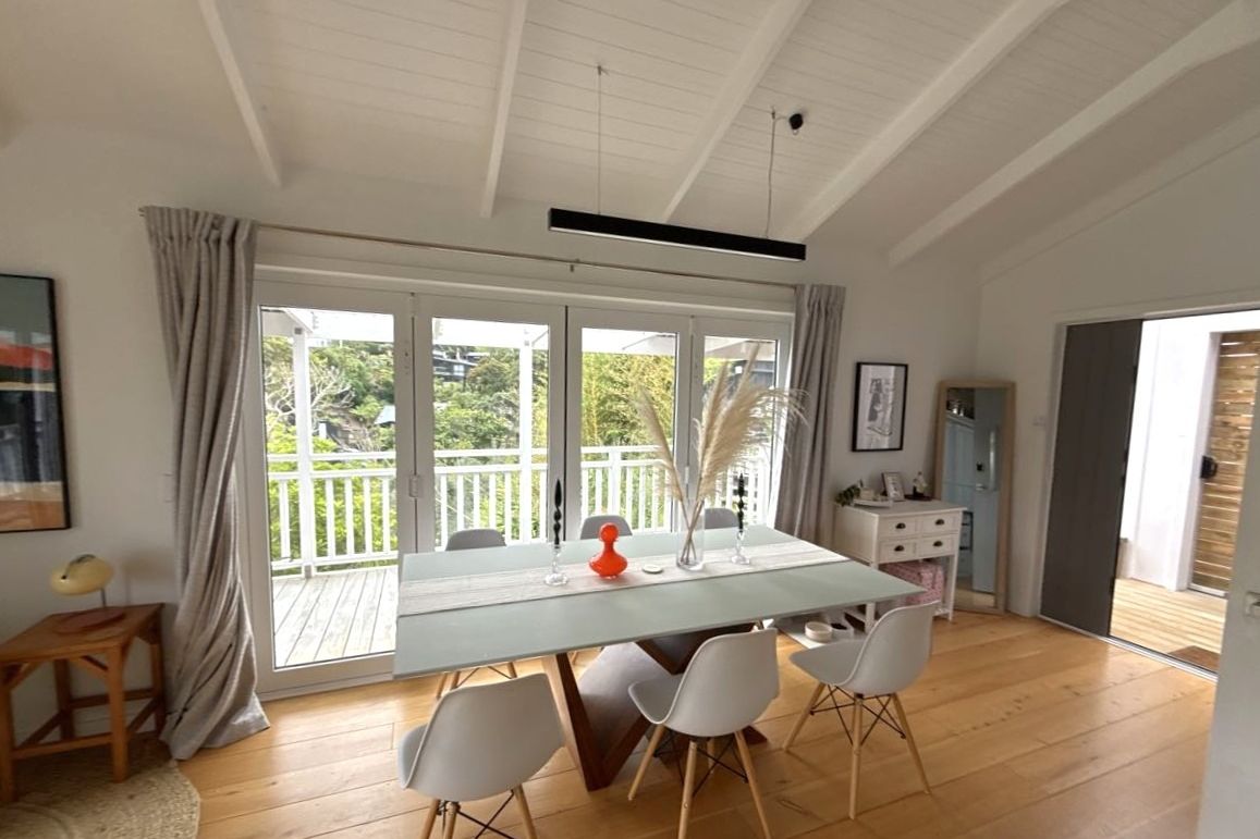 Spacious Two-Level designer Home with Beautiful Views - Widok 5