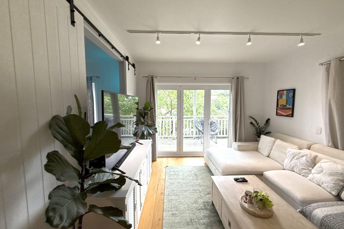 Spacious Two-Level designer Home with Beautiful Views - Widok 6