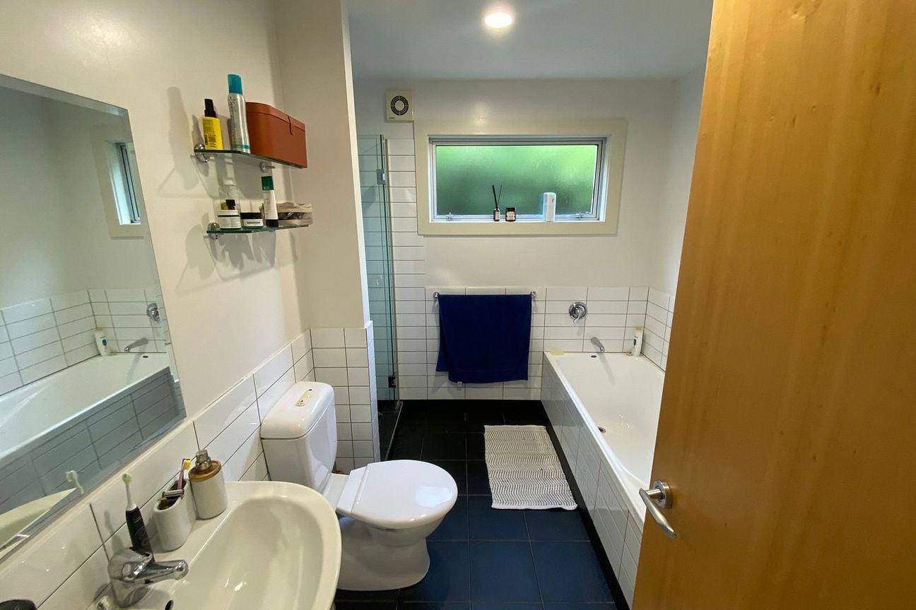 Two bedroom townhouse with sea views – další