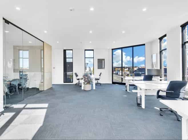 First floor office with exclusive balcony