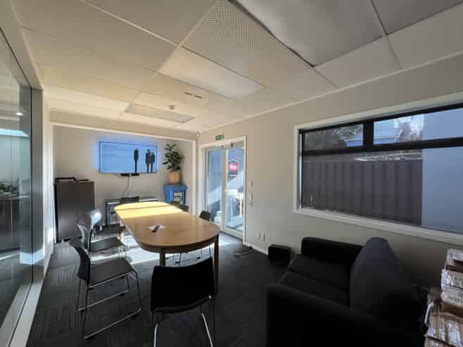 Kilbirnie tenancy with 10 carparks!