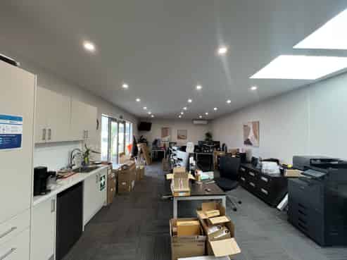 Kilbirnie tenancy with 10 carparks!