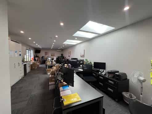 Kilbirnie tenancy with 10 carparks!