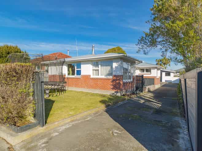 25 Lake Terrace Road, Burwood