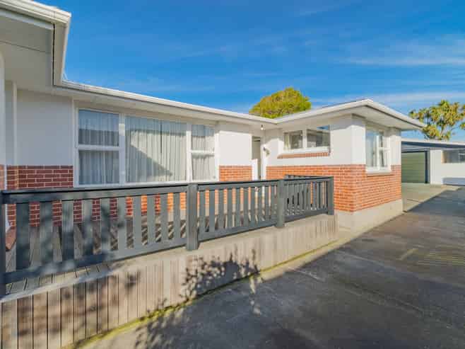 25 Lake Terrace Road, Burwood