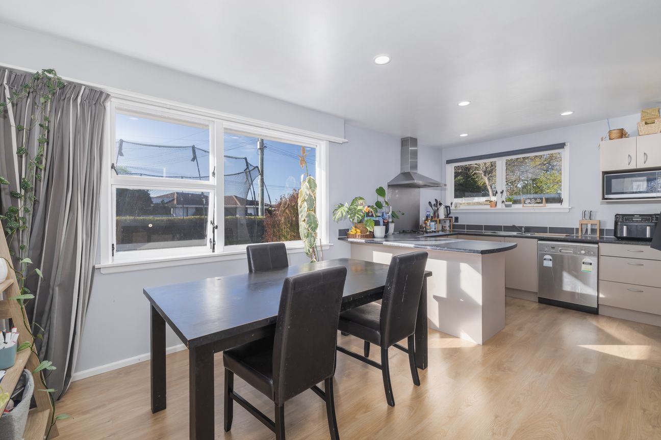Overseas Vendor Says Sell! – další