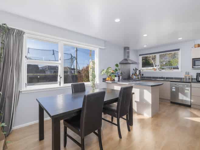 25 Lake Terrace Road, Burwood