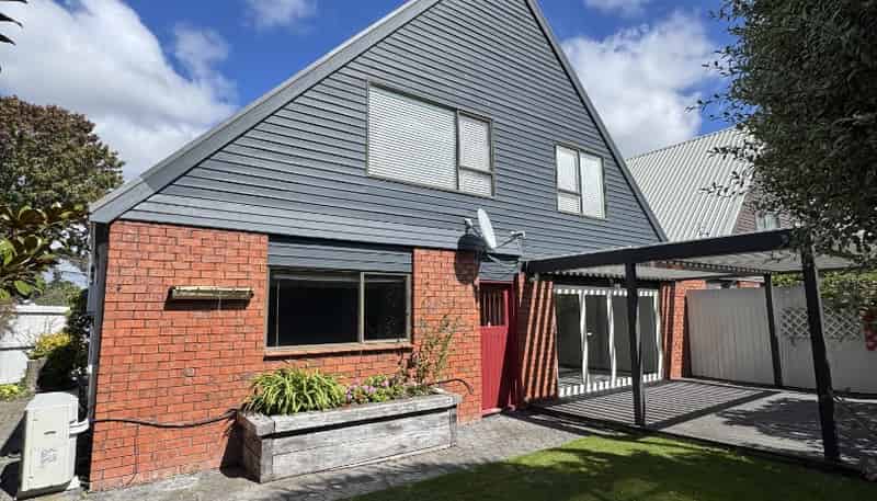 2/11 Tangmere Place, Burwood