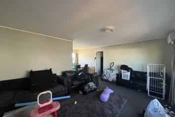 81b Clayton Road, Mangakakahi