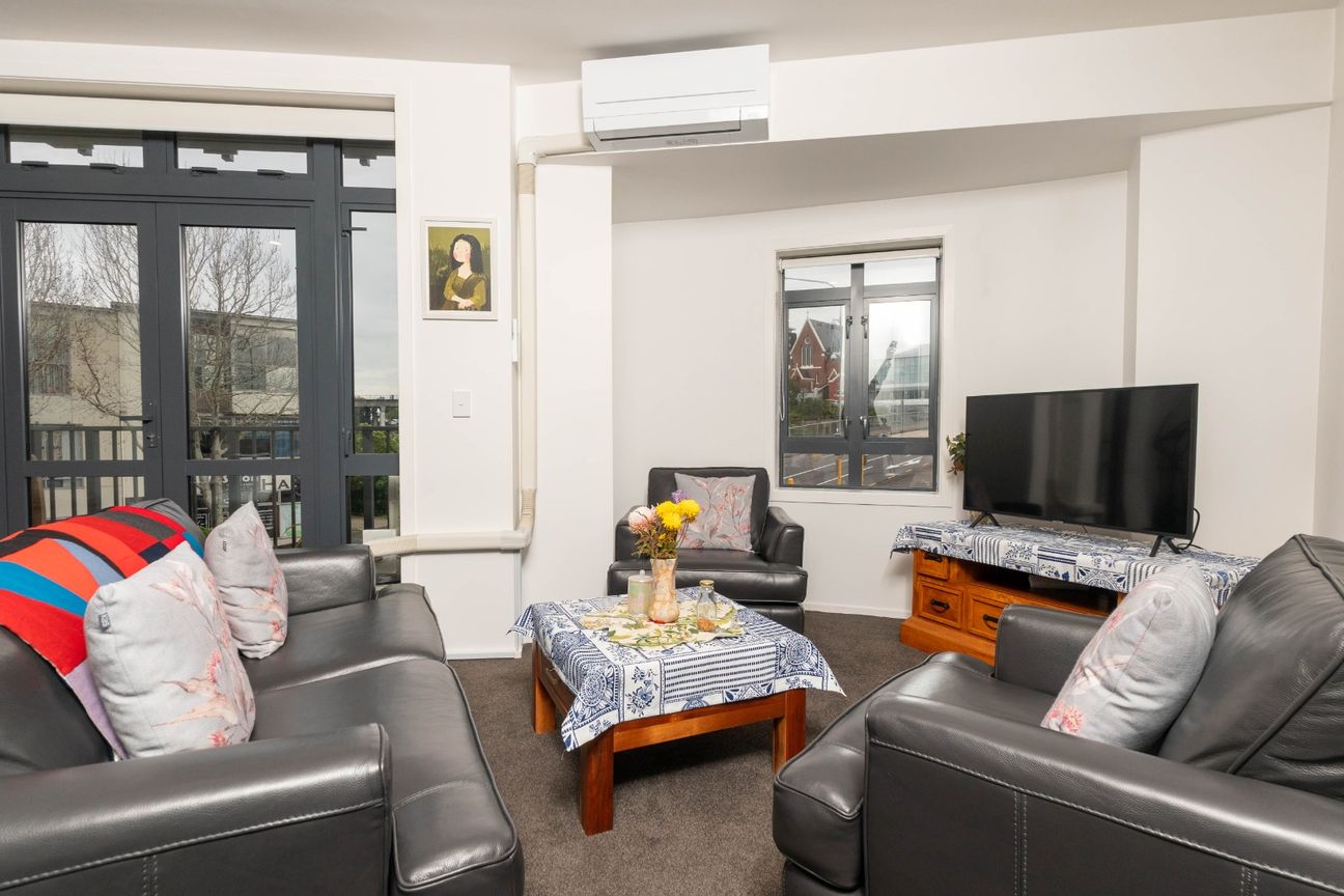 Stunning corner apartment 3 bedrooms and 2 bathrooms. - Aanzicht 2