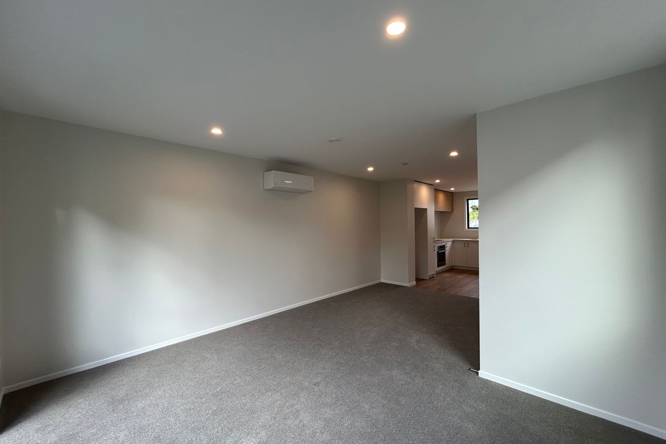 2 Bedrooms Epuni - Meer