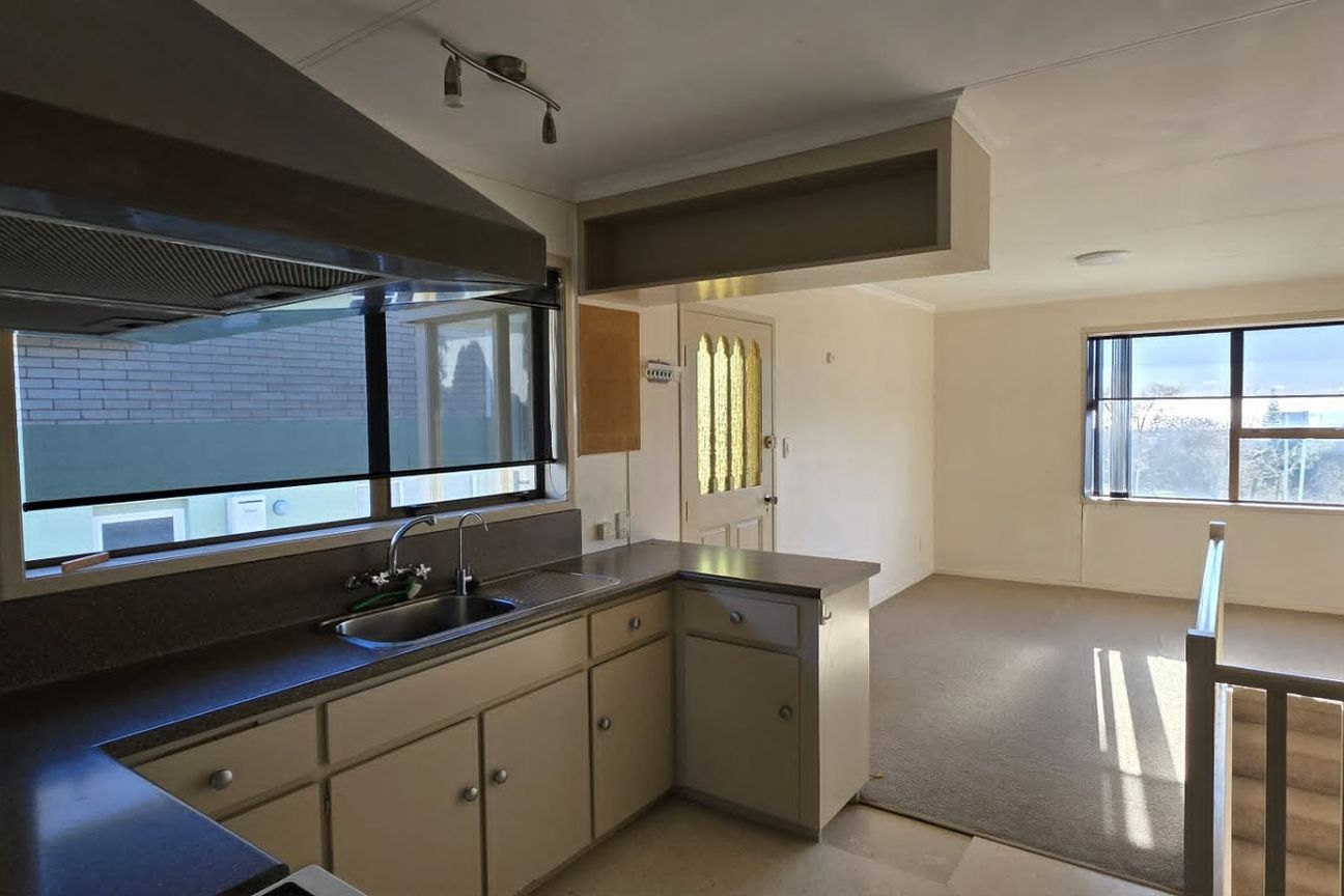 Spacious Two-Storey Home with Rumpus Room, Sunny Courtyard & Tandem Garage - Więcej