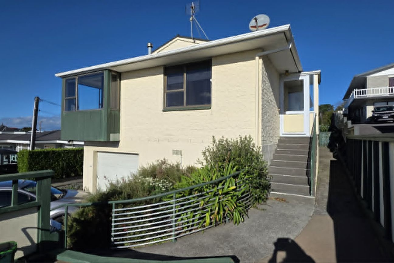 Spacious Two-Storey Home with Rumpus Room, Sunny Courtyard & Tandem Garage - Widok 2