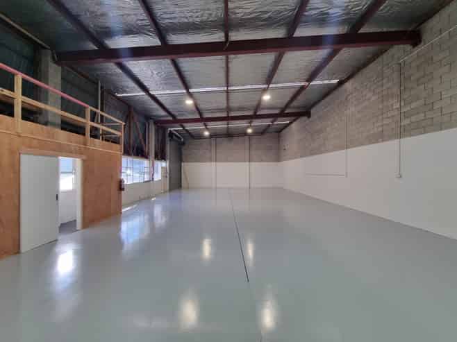 HIGH STUD 352M² INDUSTRIAL

