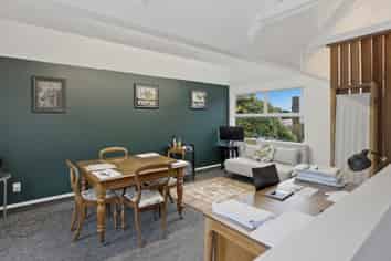 Compelling owner occupier office unit!