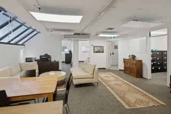 Compelling owner occupier office unit!