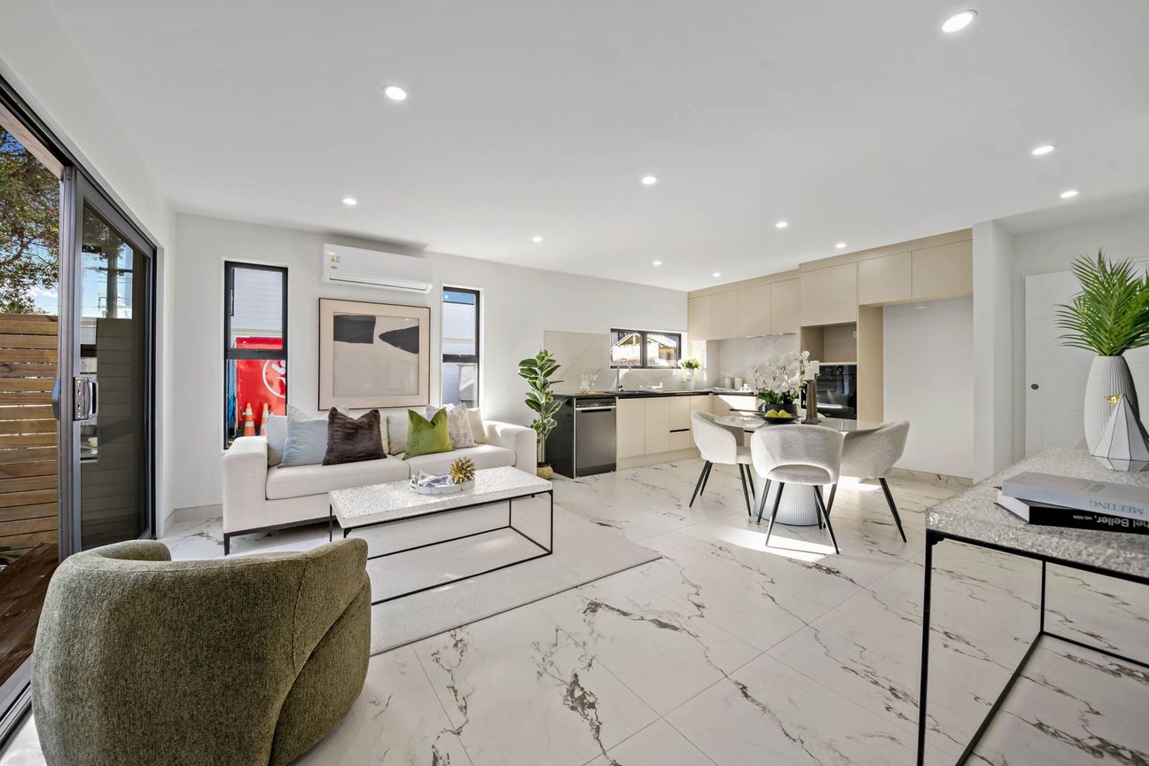 Brand New Corner Home – Freehold & Road Frontage - Ansicht 6