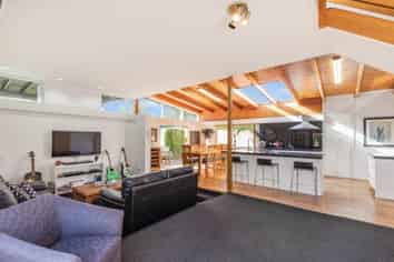 16 Sorrel Crescent, Bucklands Beach