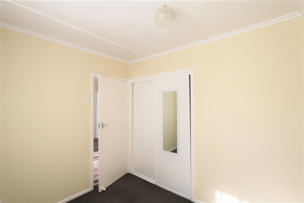 Peaceful Two-Bedroom Unit with Elevated Views ÃÆ'¢Ãâ€Ã¢â€¬Ãâ€" Water & Lawns Included - Widok 4